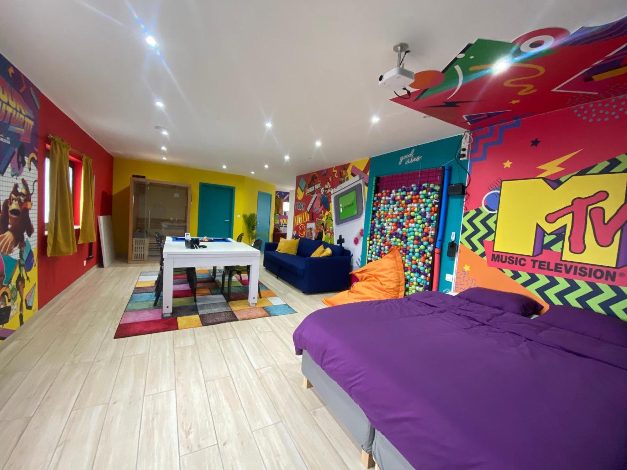 Capsule 90'S - Balneo - Sauna - Flipper - Billard - Netflix - Nintendo Switch & Jeux - Mons  Exterior foto